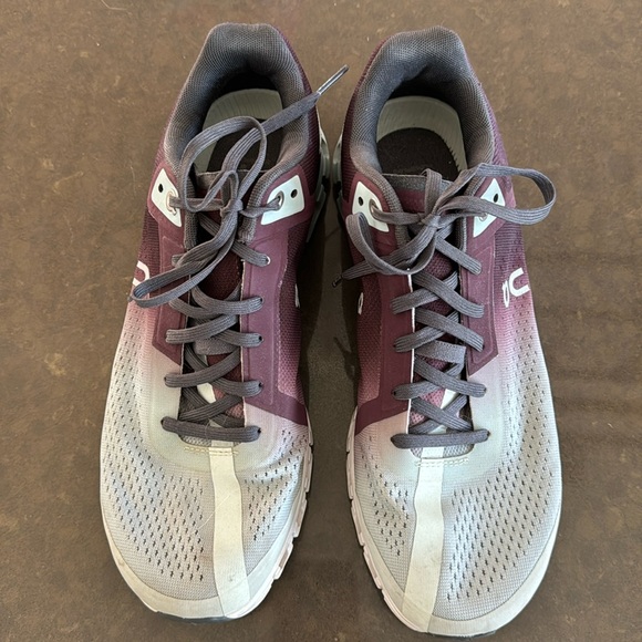 On cloudflow running shoe. Size 9.5. Excellent condition - Picture 1 of 5